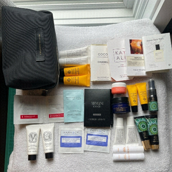 Unbranded Other - Lot of 28 Samples with Toiletry case